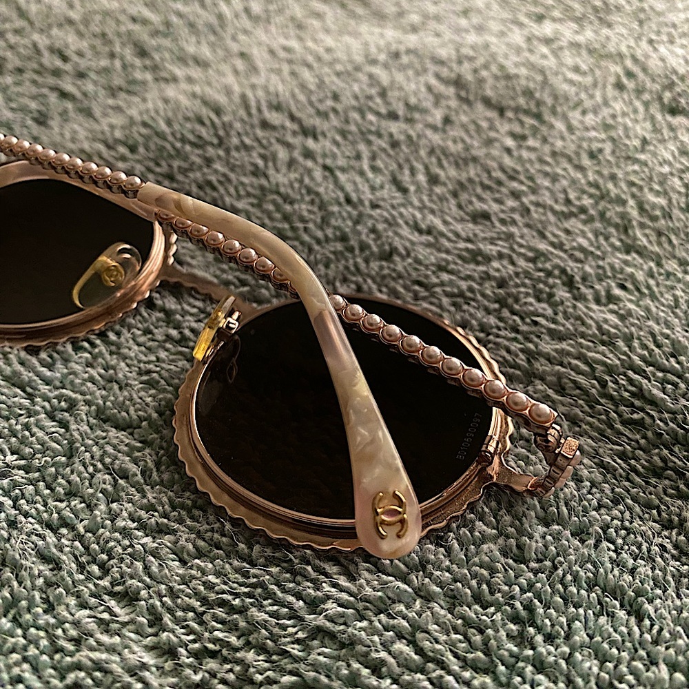 Round Chanel sunnies